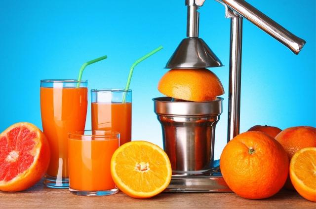 Juicing with a Manual Juicer